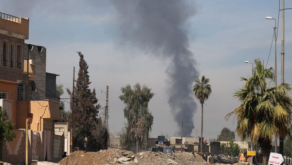 Smoke rises up from buildings in Mosul, Iraq, April 5, 2017 - Sputnik Mundo