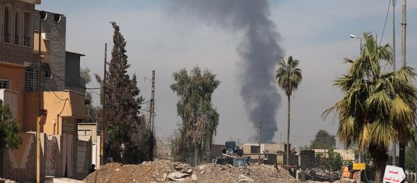 Smoke rises up from buildings in Mosul, Iraq, April 5, 2017 - Sputnik Mundo