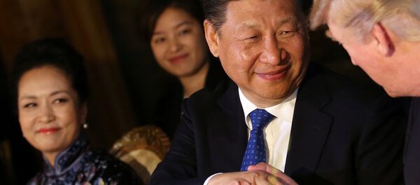El presidente de China, Xi Jinping con el mandatario de EEUU, Donald Trump, en Florida - Sputnik Mundo