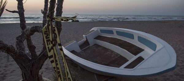 Una lancha en la costa - Sputnik Mundo