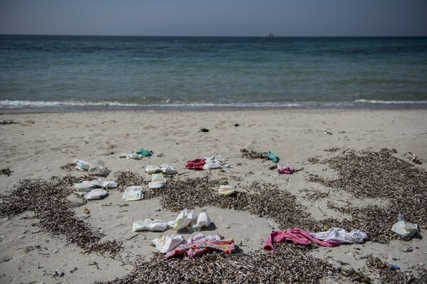 Ropa de niños refugiados abandonada en la costa Ropa de niños refugiados abandonada en la costa - Sputnik Mundo