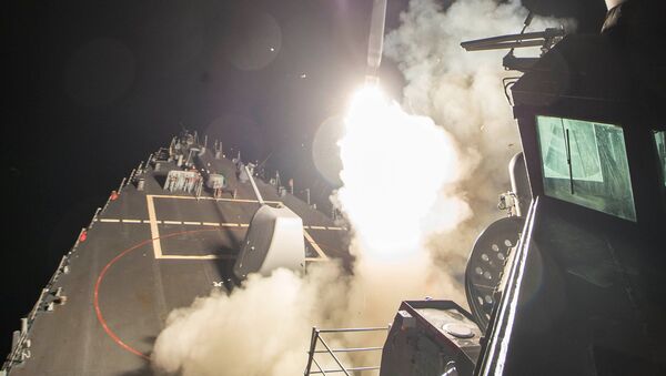 U.S. Navy guided-missile destroyer USS Ross (DDG 71) fires a tomahawk land attack missile in Mediterranean Sea - Sputnik Mundo