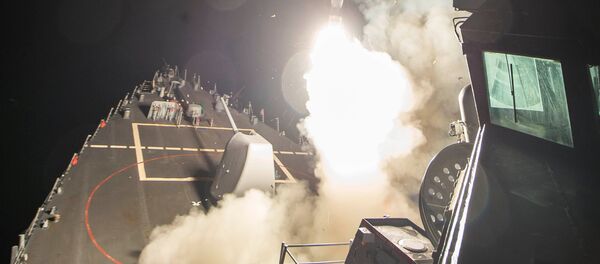 U.S. Navy guided-missile destroyer USS Ross (DDG 71) fires a tomahawk land attack missile in Mediterranean Sea - Sputnik Mundo