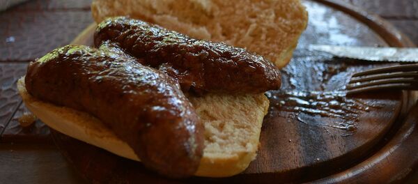 Choripán con chorizo argentino recién asado - Sputnik Mundo
