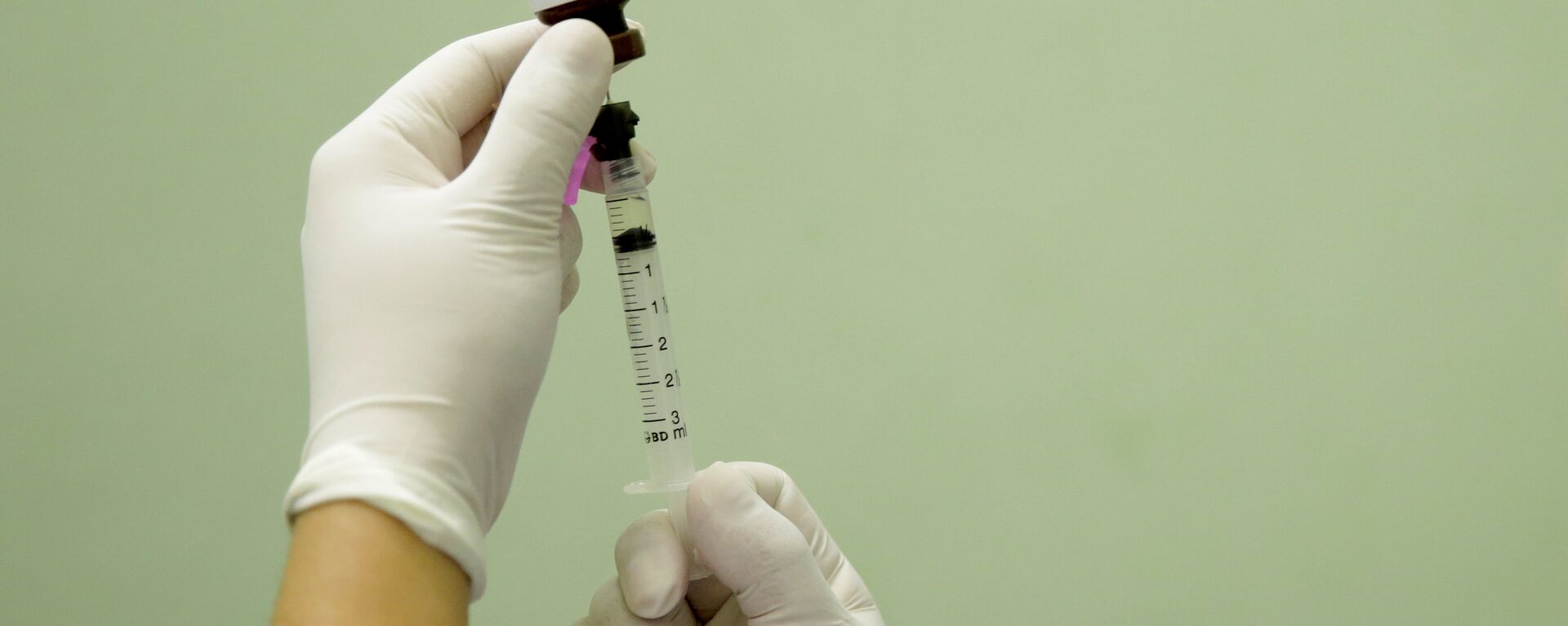 A health agent prepares a vaccine during a campaign of vaccination against yellow fever in Rio de Janeiro, Brazil - Sputnik Mundo, 1920, 11.02.2022