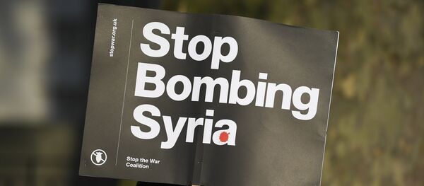 Protestas contra los bombardeos en Siria - Sputnik Mundo