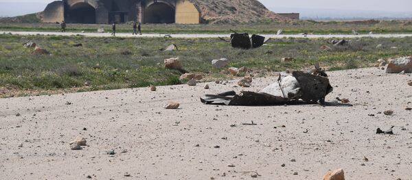 The aftermath of a US missile strike at the Shayrat military field in Syria - Sputnik Mundo