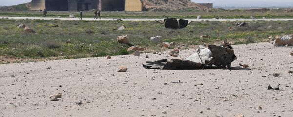 The aftermath of a US missile strike at the Shayrat military field in Syria - Sputnik Mundo