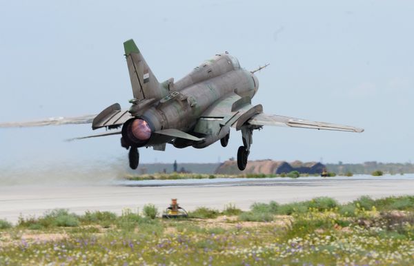 Un avión de las Fuerzas Aéreas de Siria en el aeródromo Shairat un día después del bombardeo por parte de EEUU - Sputnik Mundo