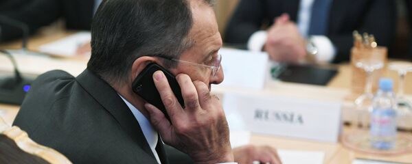 El ministro de Asuntos Exteriores, Serguéi Lavrov, habla por teléfono (imagen referencial) - Sputnik Mundo