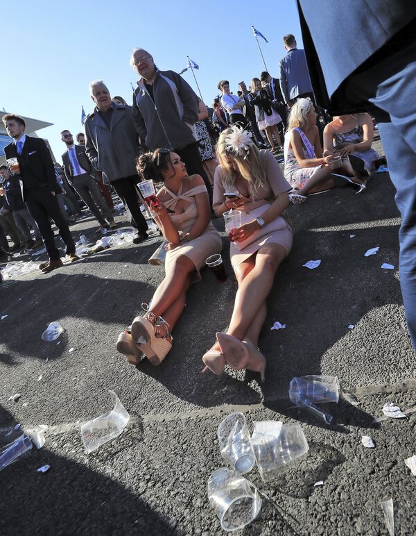 Dos británicas sentadas en el asfalto entre la basura - Sputnik Mundo