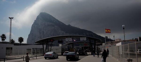 People enter the British territory of Gibraltar, historically claimed by Spain, at its border with Spain, in La Linea de la Concepcion People enter the British territory of Gibraltar, historically claimed by Spain, at its border with Spain, in La Linea de la Concepcion - Sputnik Mundo