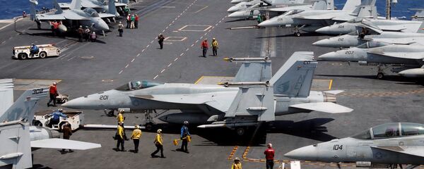 Cazas estadounidenses F-18 en el portaviones USS Carl Vinson en el Mar de China Meridional - Sputnik Mundo
