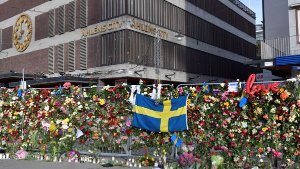 Las flores en honor a las víctimas del atentado en Estocolmo - Sputnik Mundo