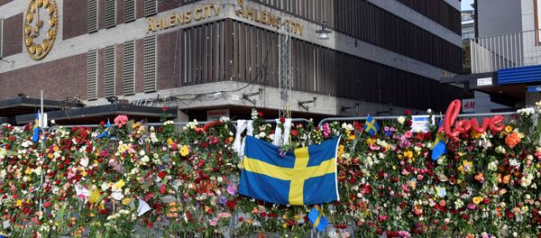 Las flores en honor a las víctimas del atentado en Estocolmo - Sputnik Mundo