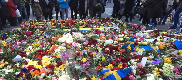 Las flores en honor a las víctimas del atentado en Estocolmo - Sputnik Mundo