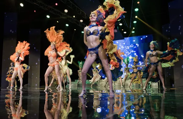 Bailarinas del conjunto 'Alisa' actúan durante el certamen Bailarinas del conjunto 'Alisa' actúan durante el certamen - Sputnik Mundo