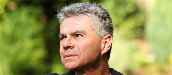 Hombre con cabello gris - Sputnik Mundo