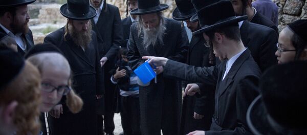 Ultra-Orthodox Jewish men collect water from a spring to make matza, a traditional handmade Passover unleavened bread - Sputnik Mundo