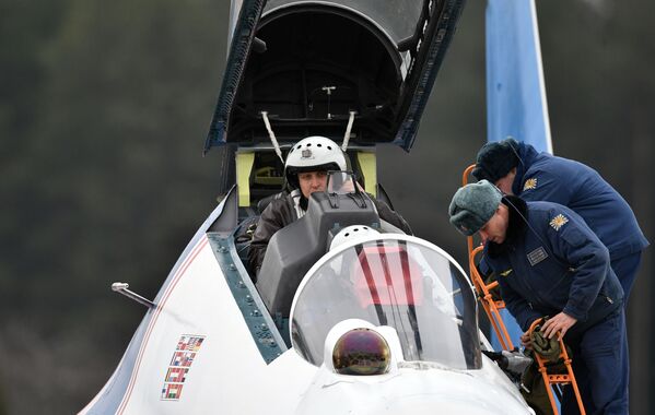 Las Fuerzas Aéreas rusas se preparan para el desfile del Día de la Victoria - Sputnik Mundo