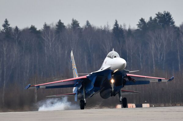 Las Fuerzas Aéreas rusas se preparan para el desfile del Día de la Victoria - Sputnik Mundo