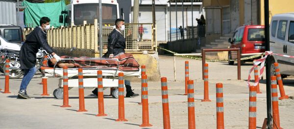 Evacuación de una víctima del supuesto ataque químico en Idlib, Siria - Sputnik Mundo