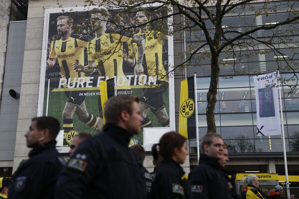 La Policía arriba al lugar de la explosión cerca del autobús del Borussia - Sputnik Mundo