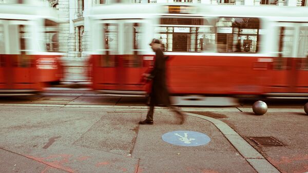 Un hombre caminando (imagen referencial) - Sputnik Mundo