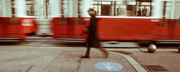 Un hombre caminando (imagen referencial) - Sputnik Mundo