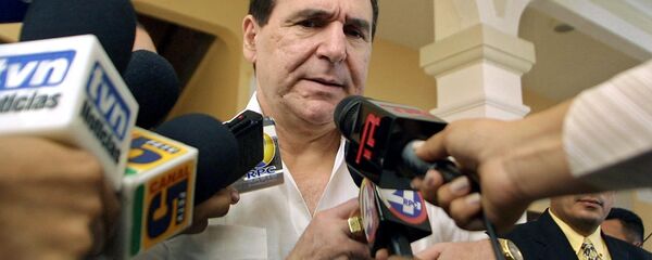 (ARCHIVO) Fotografía tomada el 27 de abril de 2005 del ex-presidente de Ecuador Abdalá Bucaram en la Ciudad de Panamá, Panamá. La cancillería panameña otorgó este 06 de mayo de 2005 asilo político a Bucaram quien se vio obligado a abandonar nuevamente su país tras la caída del presidente Lucio Gutiérrez el pasado 20 de abril.  - Sputnik Mundo