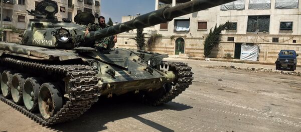 Un militar del Ejército sirio en un tanque T-72 - Sputnik Mundo