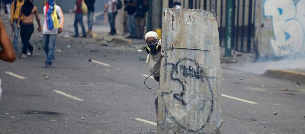 Demonstrators take part in a rally against Venezuela's President Nicolas Maduro's government in Caracas, Venezuela - Sputnik Mundo