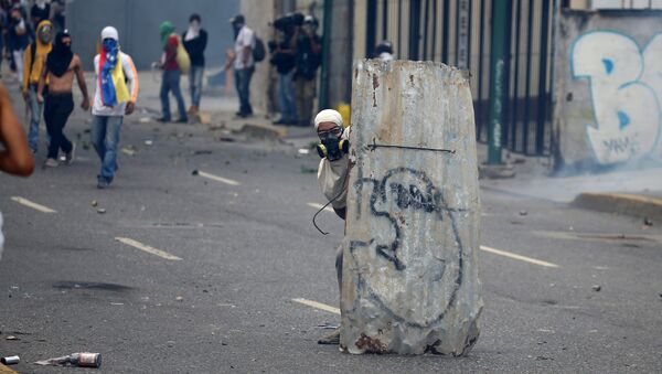 Demonstrators take part in a rally against Venezuela's President Nicolas Maduro's government in Caracas, Venezuela - Sputnik Mundo