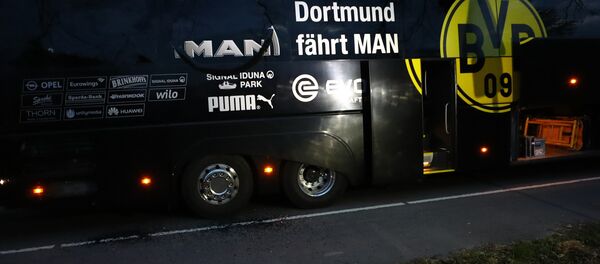 Autobús del equipo de fútbol Borussia Dortmund tras explosiones - Sputnik Mundo