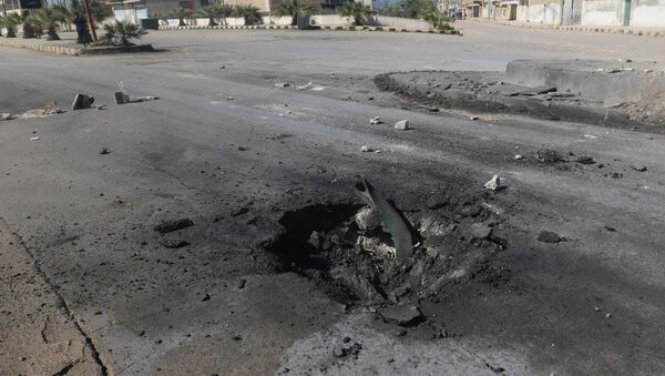 A crater is seen at the site of an airstrike, after what rescue workers described as a suspected gas attack in the town of Khan Sheikhoun in rebel-held Idlib - Sputnik Mundo