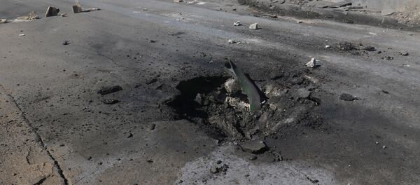 A crater is seen at the site of an airstrike, after what rescue workers described as a suspected gas attack in the town of Khan Sheikhoun in rebel-held Idlib A crater is seen at the site of an airstrike, after what rescue workers described as a suspected gas attack in the town of Khan Sheikhoun in rebel-held Idlib - Sputnik Mundo