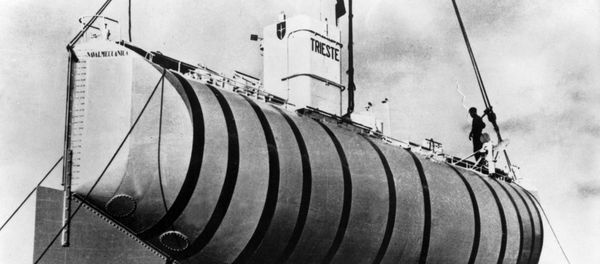 El batiscafo Trieste (diseñado por Auguste Piccard), el primer vehículo de llegar al fondo de la Fosa de las Marianas - Sputnik Mundo