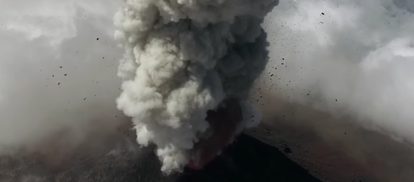 Filman desde dentro la erupción de dos volcanes en Guatemala Filman desde dentro la erupción de dos volcanes en Guatemala - Sputnik Mundo