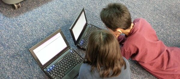 Niños frente a un computador - Sputnik Mundo