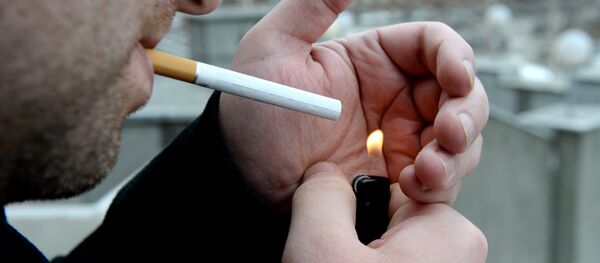 Un fumador (Archivo) - Sputnik Mundo