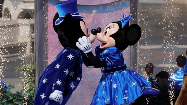 Персонажи мультфильмов на праздновании 25-летия Диснейленда в Париже - Sputnik Mundo