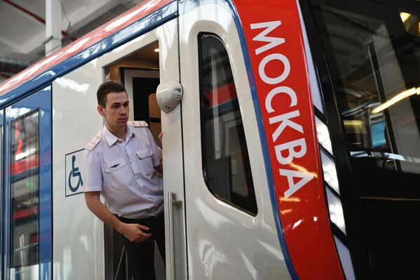 El mejor metro del mundo: estrenan innovadores trenes en Moscú - Sputnik Mundo