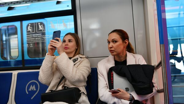 Пассажирки одного из первых поездов Москва на Таганско-Краснопресненской линии - Sputnik Mundo