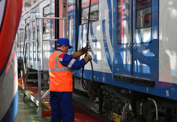 El mejor metro del mundo: estrenan innovadores trenes en Moscú - Sputnik Mundo