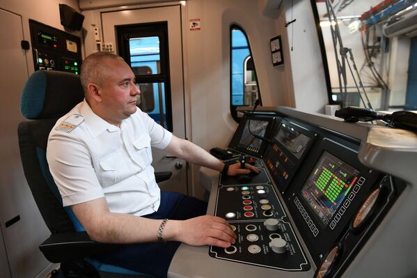 El mejor metro del mundo: estrenan innovadores trenes en Moscú - Sputnik Mundo