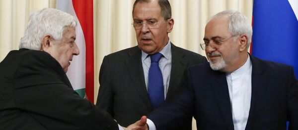 El ministro de Exteriores de Rusia, Serguéi Lavrov, con sus homólogos Walid al Mualem y Mohamad Yavad Zarif - Sputnik Mundo