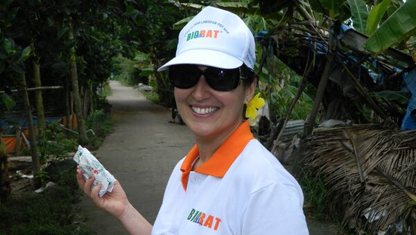 Directora general de Labiofam en Vietnam con rodenticida Biorat - Sputnik Mundo