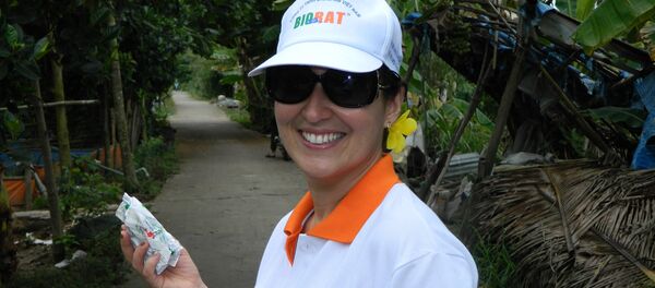 Directora general de Labiofam en Vietnam con rodenticida Biorat - Sputnik Mundo