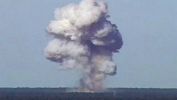 Explosión de la GBU-43 durante pruebas llevadas a cabo en la Base de la Fuerza Aérea Eglin, Florida, EEUU - Sputnik Mundo