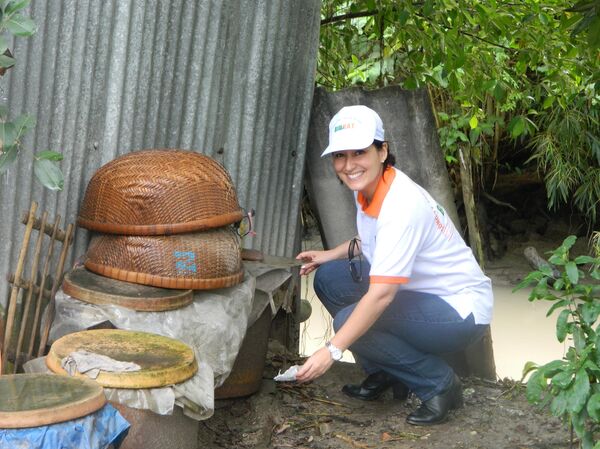 Directora general de Labiofam en Vietnam con rodenticida Biorat - Sputnik Mundo